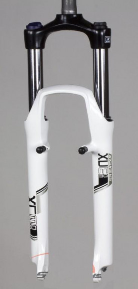 Вилка SR Suntour SF13 XCM P HLO 120 26", белый Вилка SR Suntour SF13 XCM P HLO 120 26", белый